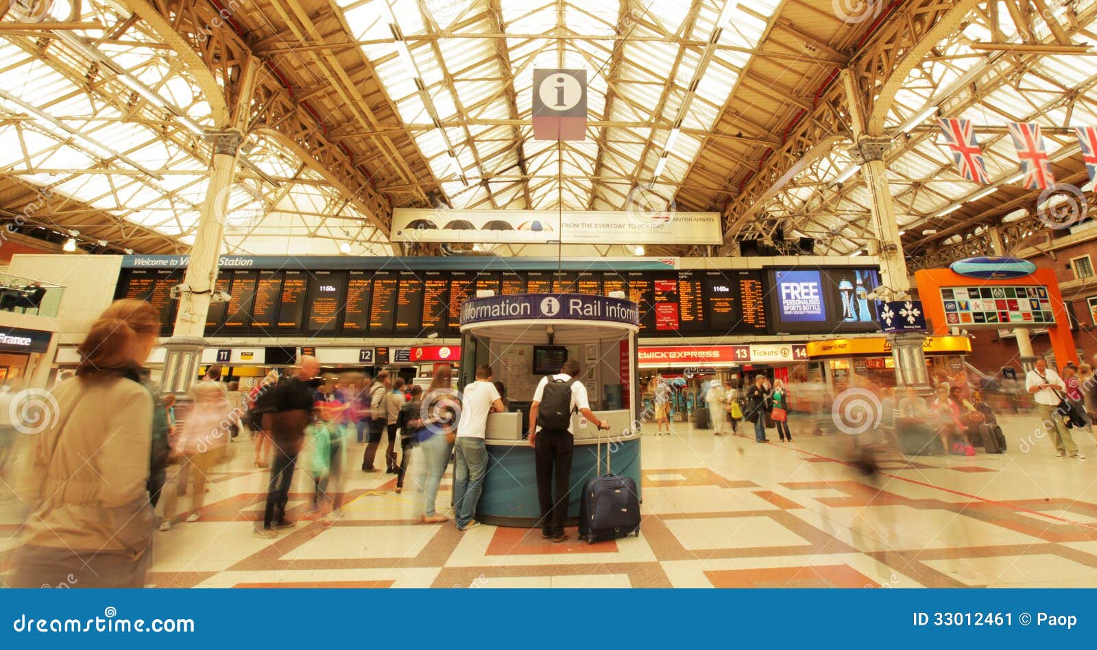 伦敦维多利亚站旅客和火车 编辑类库存图片. 图片 包括有 地铁, 人们, 英国, 终端, 人员, 威严的 - 157773434
