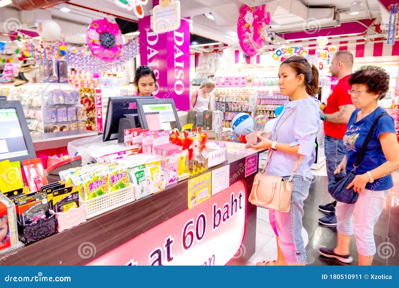购物超市货架百货日用品摄影图配图高清摄影大图-千库网