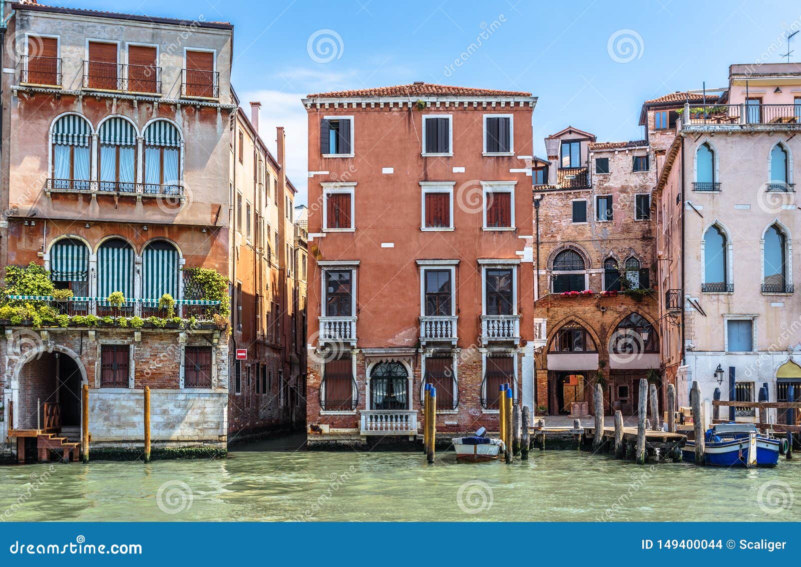 沿狭窄的运河的老五颜六色的房子在威尼斯。 库存图片. 图片 包括有 意大利, 意大利语, 拱道, 都市, 地标 - 36434073