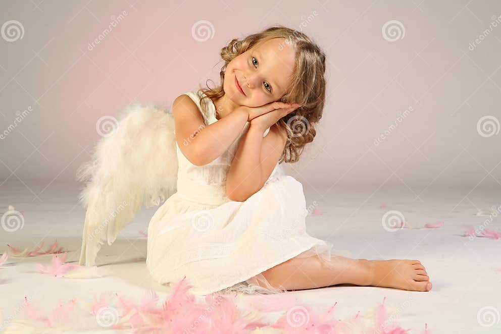 天使女孩佩带的翼 库存照片 图片 包括有 子项 年轻 逗人喜爱 粉红色 飞过 圣诞节 羽毛 用羽毛装饰 3225238