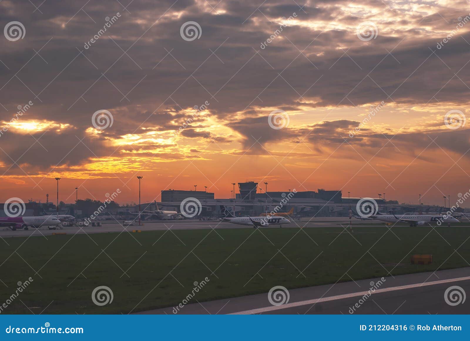 华沙肖邦机场视图 图库摄影片. 图片 包括有 如同, 航空, 华沙, 飞机, 机场, 飞行, 旅行, 超过 - 45644312