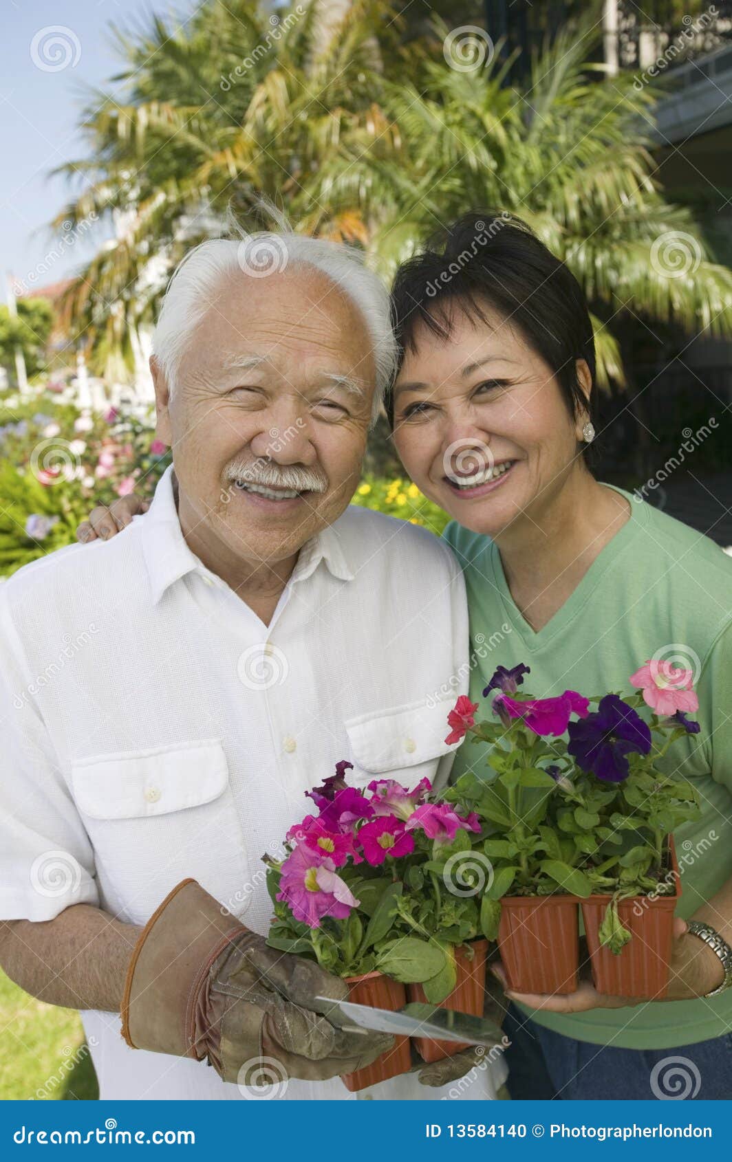 愉快的人在开花的果树园 库存照片. 图片 包括有 从事园艺, 开花的, 男人, 花瓣, 主机, 开花, 家庭 - 68062588