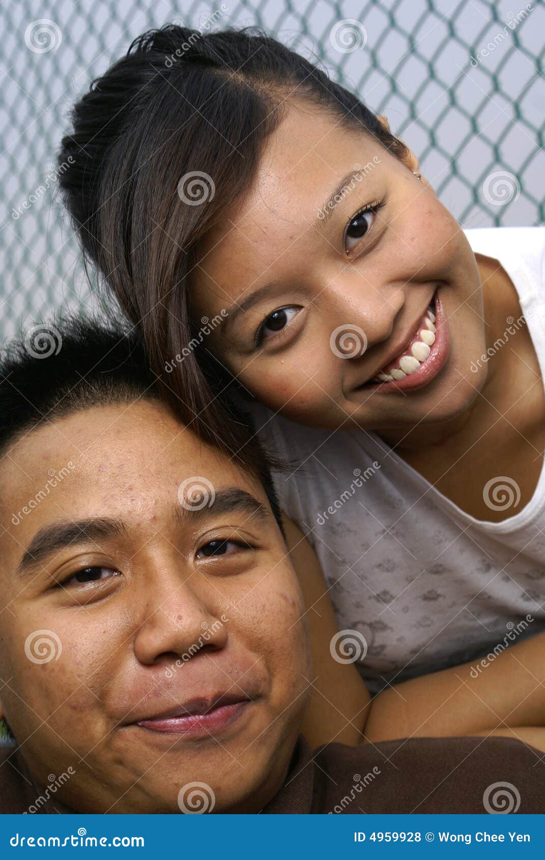 夫妇愉快的马来语. 照相机夫妇种族愉快马来微笑
