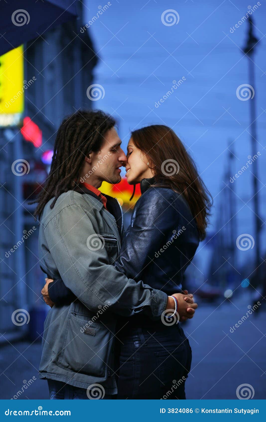 亲吻男朋友` s脖子 库存照片. 图片 包括有 恋人, 异性爱, 男人, 挥动, 白种人, 夫妇, 亲吻 - 102053250