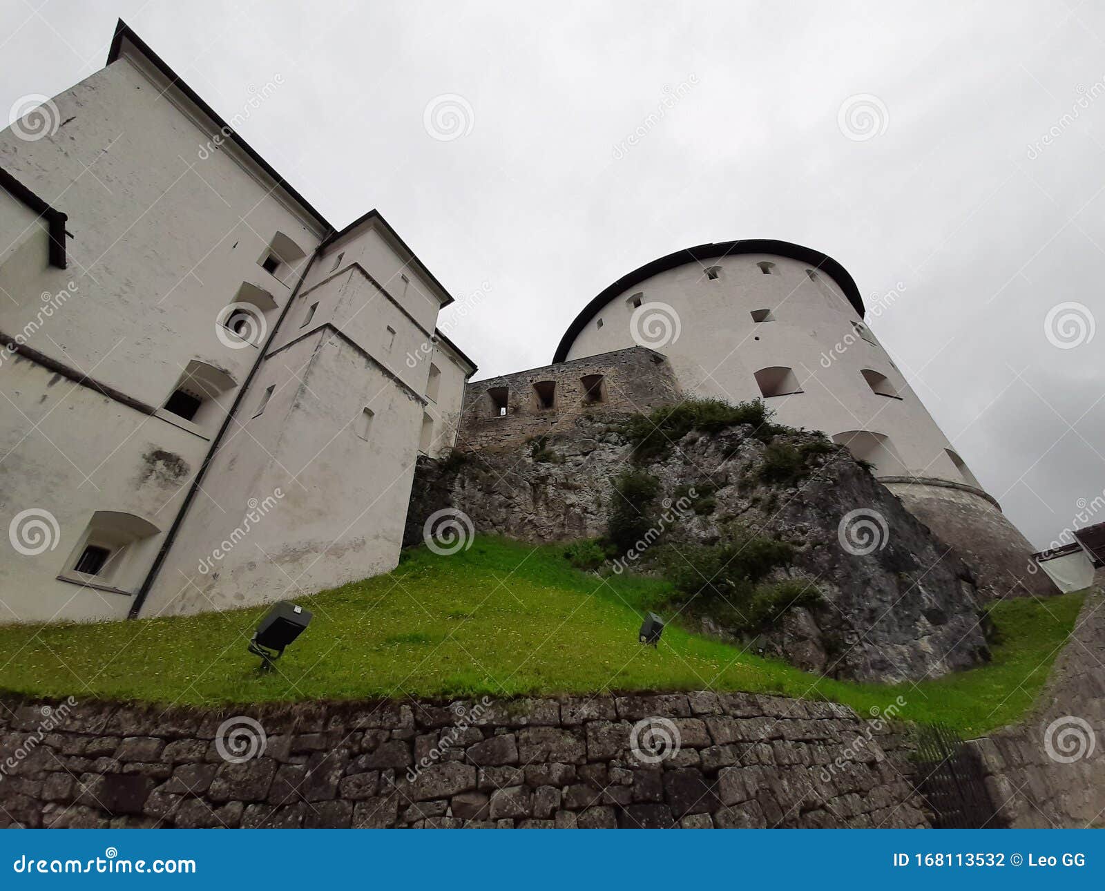 萨尔茨堡城堡，奥地利在夏天 库存图片. 图片 包括有 夏天, 森林, 石头, 墙壁, 划桨者, 奥地利, 中世纪 - 83009253