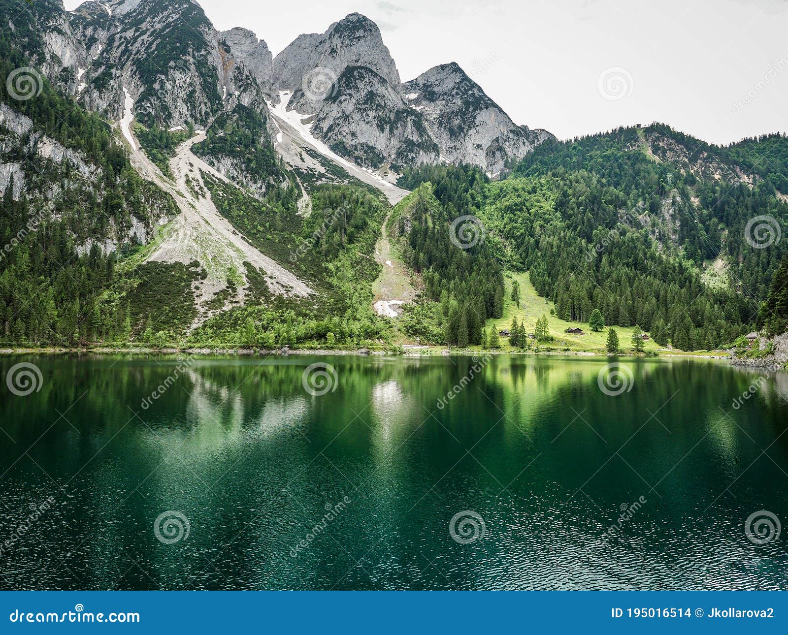 奥地利阿尔卑斯山背后的达赫斯坦冰川位于戈绍湖岸边的戈绍和橙色自行车. 库存照片 - 图片 包括有 森林, 田园诗: 215914304