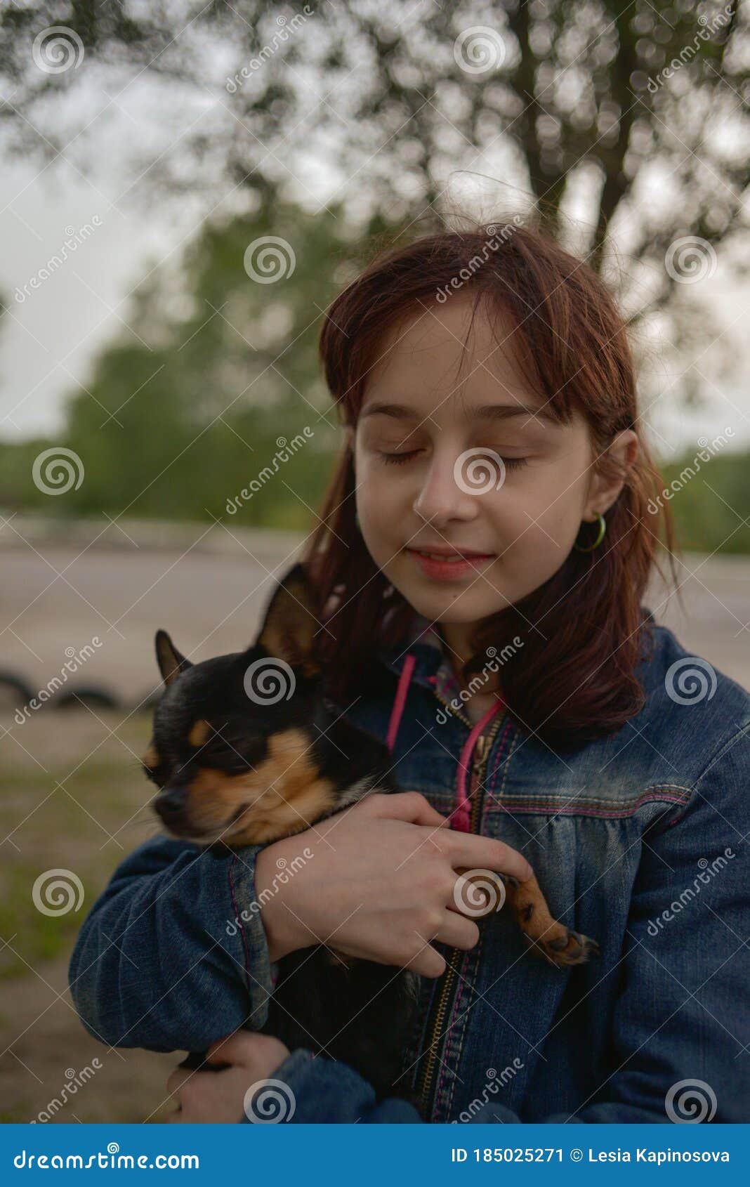 女孩和小狗 库存照片. 图片 包括有 少许, 富感情的, 童年, 喜悦, 藏品, 白种人, 查出, 似犬 - 48105506