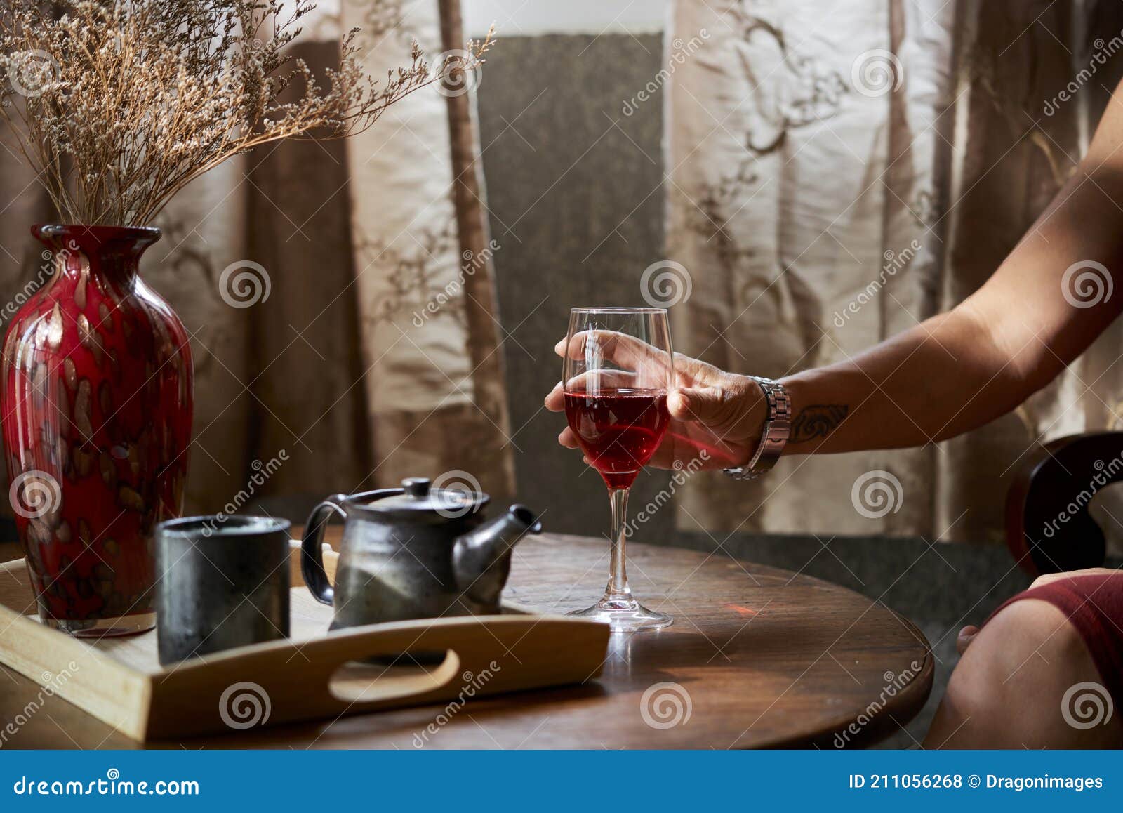 紫色的女人在清澈的酒杯上喝酒-千叶网