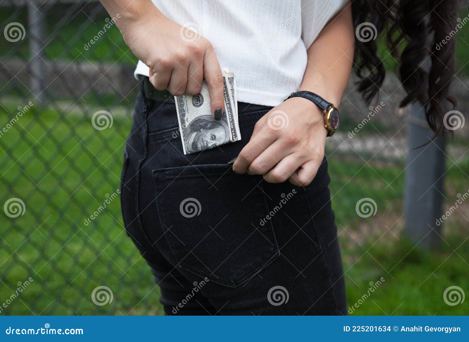 女孩正在从钱包里取钱照片摄影图片_ID:134435054-Veer图库