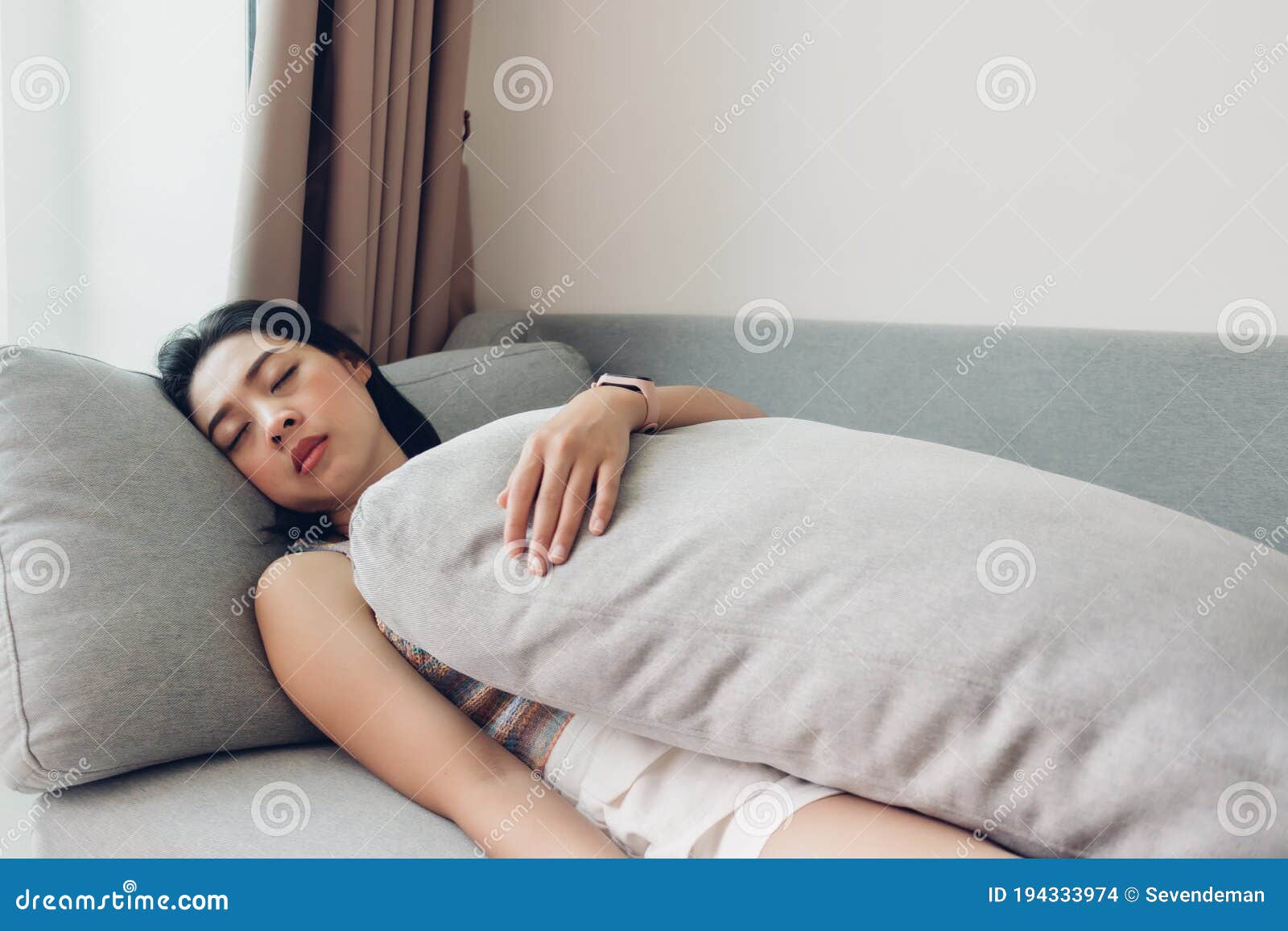 晚上躺在床上睡觉的年轻女子世界睡眠日图片下载 - 觅知网