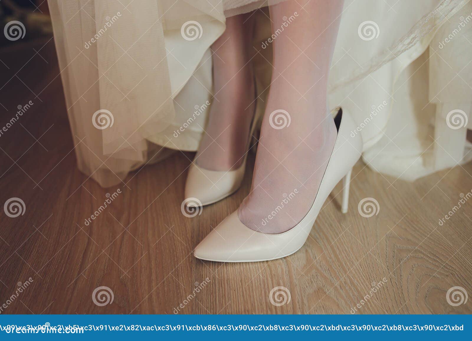 穿内衣的女人，穿鞋的女人插画图片素材_ID:399466084-Veer图库