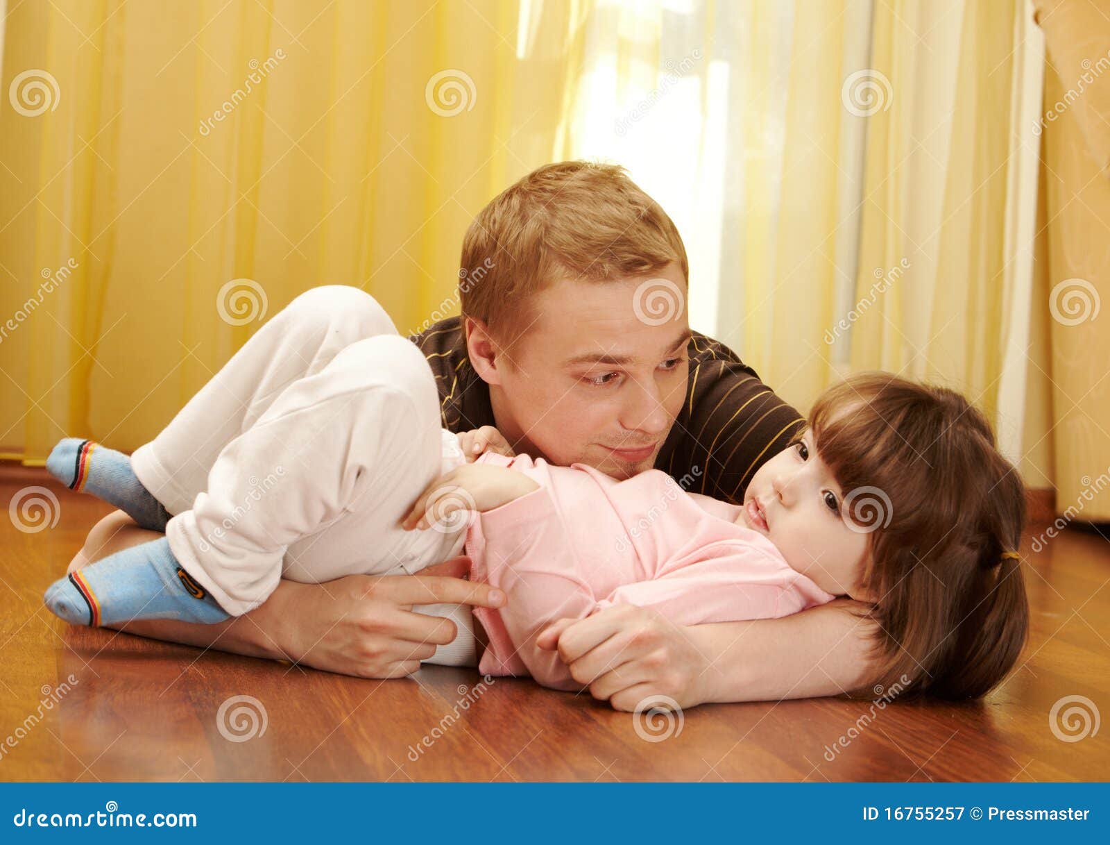 有爱的白人父亲牵着女儿的手，在家跳舞照片摄影图片_ID:415365641-Veer图库