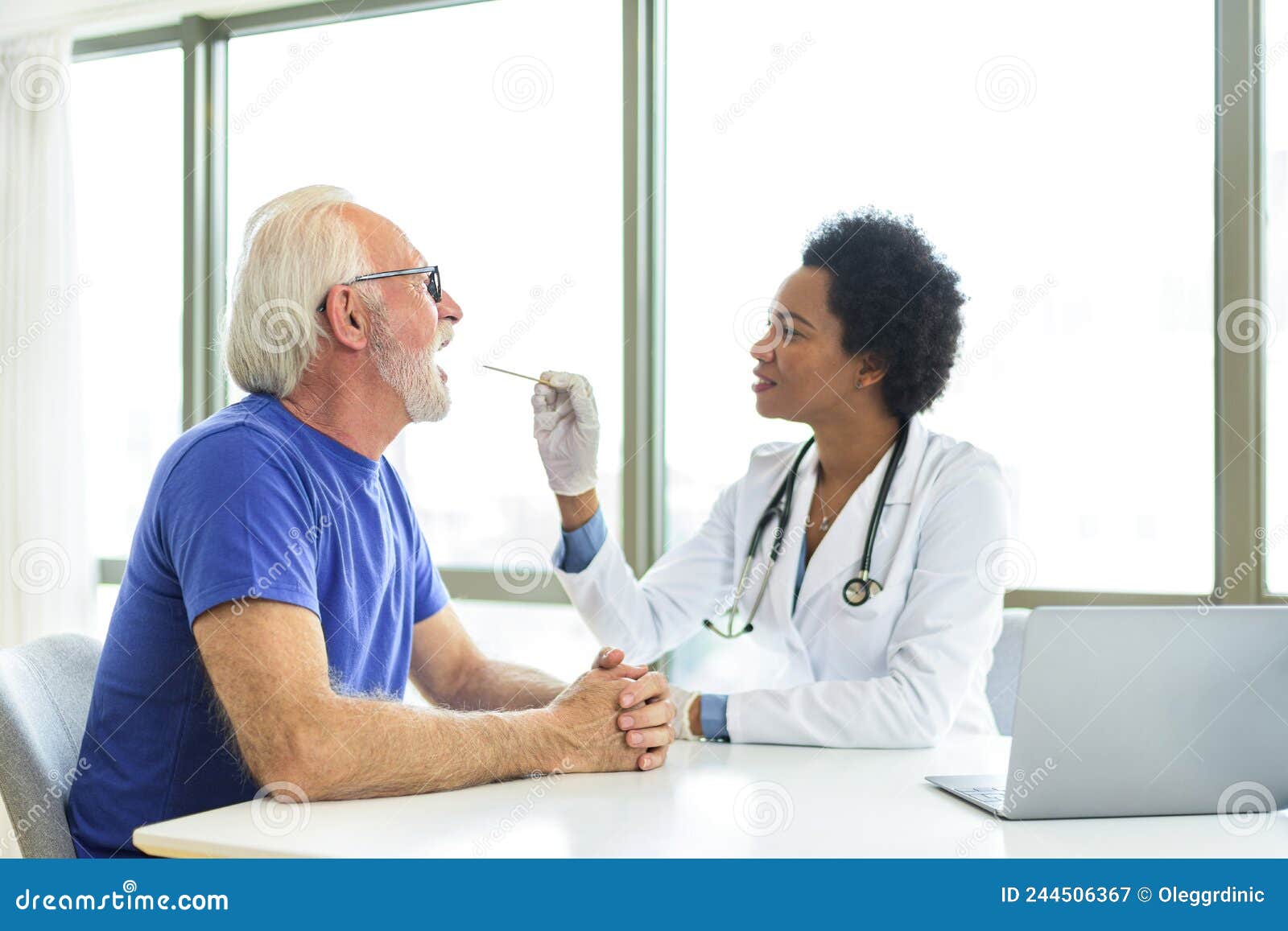男性病人在诊所的女性验光师医生看诊病人图片下载 - 觅知网