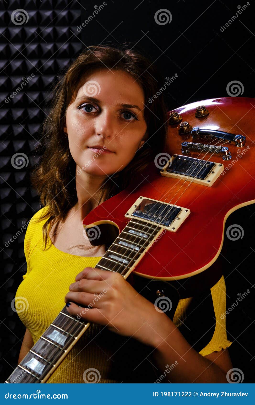 弹吉他的女孩高清摄影大图-千库网