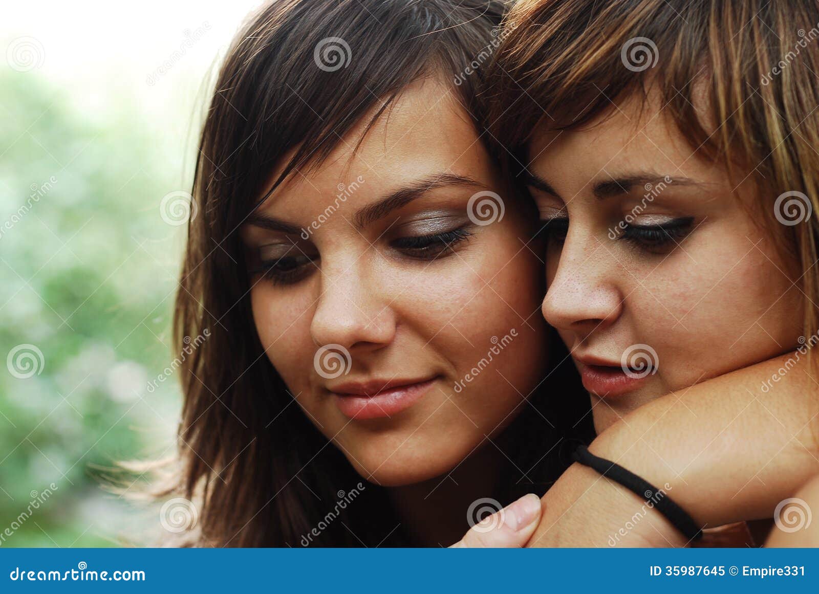 女同性恋的戏剧。爱爱抚的两个美丽的女孩 库存图片. 图片 包括有 关系, 裸体, 亲吻, 设计, 女性, 亲热 - 38814069
