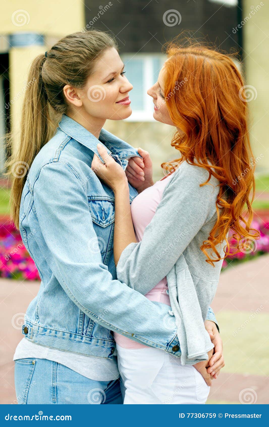 两个年轻可爱的女同性恋者拥抱 库存图片. 图片 包括有 日期, 愉快, 女孩, 白种人, 夫妇, 亲吻, 同性恋 - 38091277