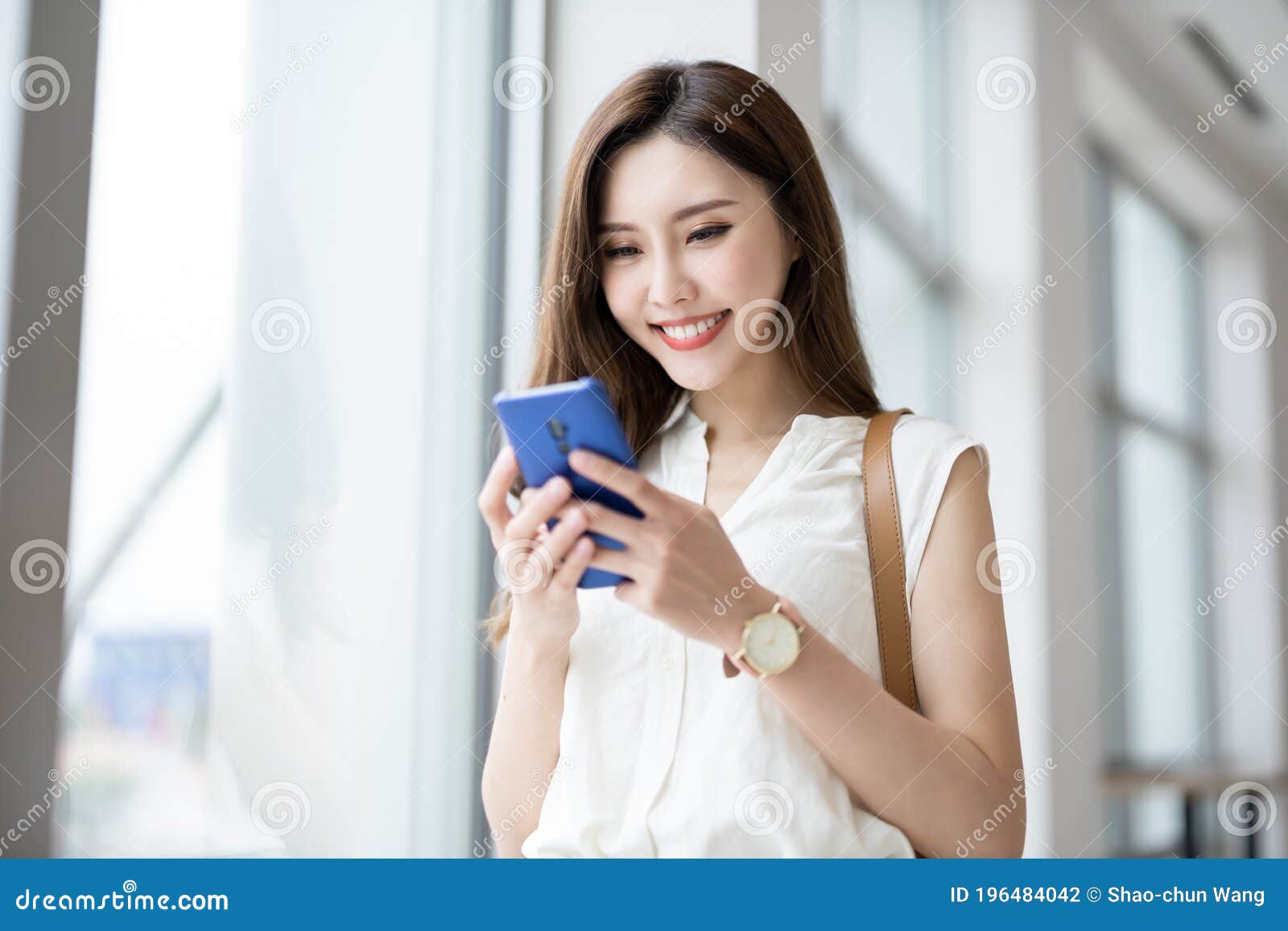 女商人用智能手机