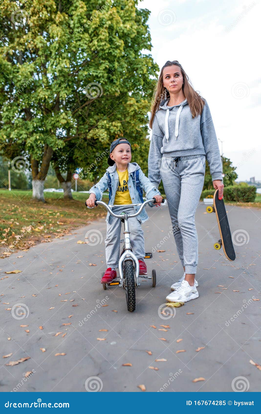 妈妈在公园教儿子骑一辆自行车 库存照片. 图片 包括有 女孩, 生活方式, 活动家, 女演员, 女性, 童年 - 134580506