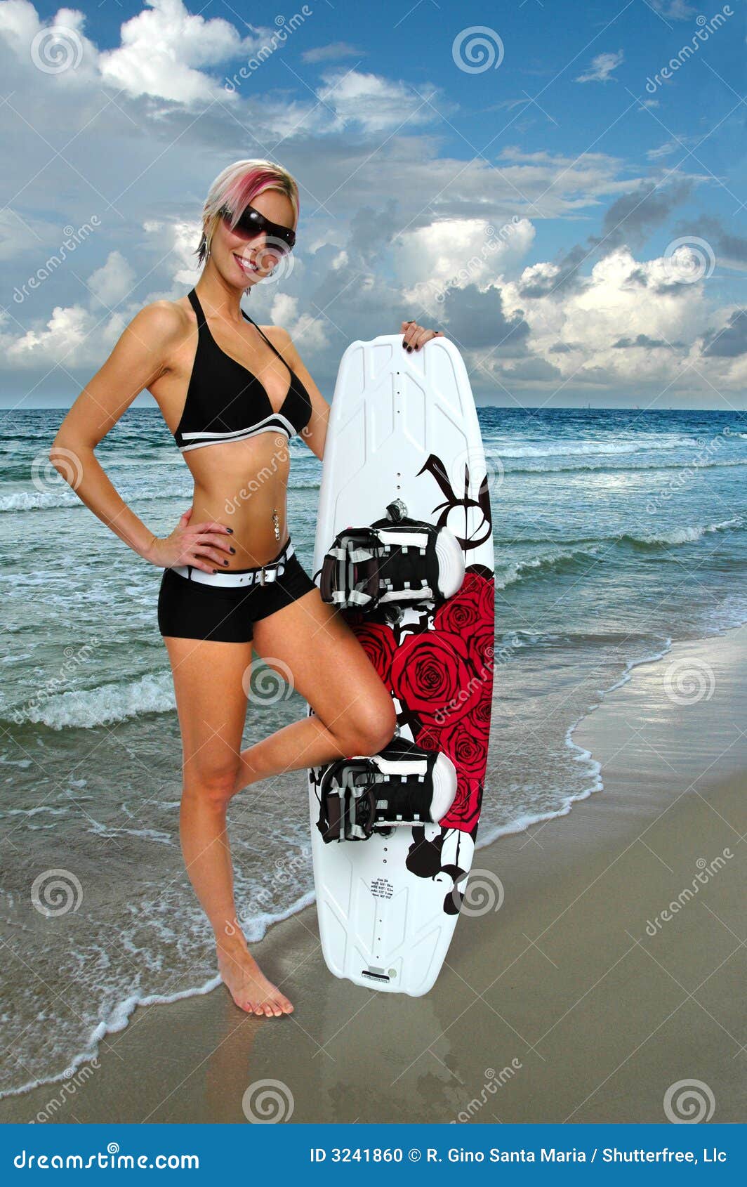 女孩wakeboard. 海滩美丽的女孩岸wakeboard