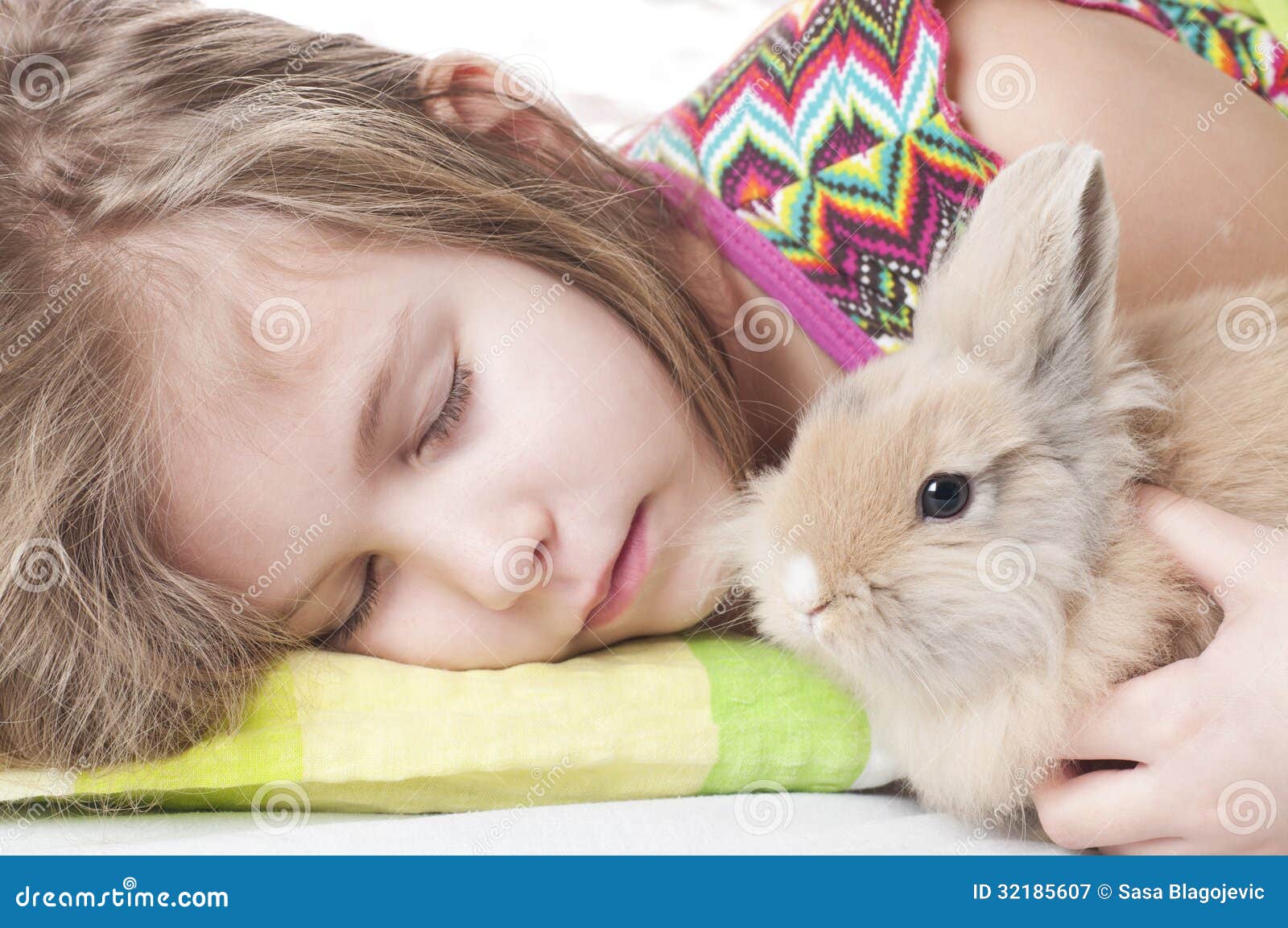 和小兔子一起的可爱女生壁纸图片