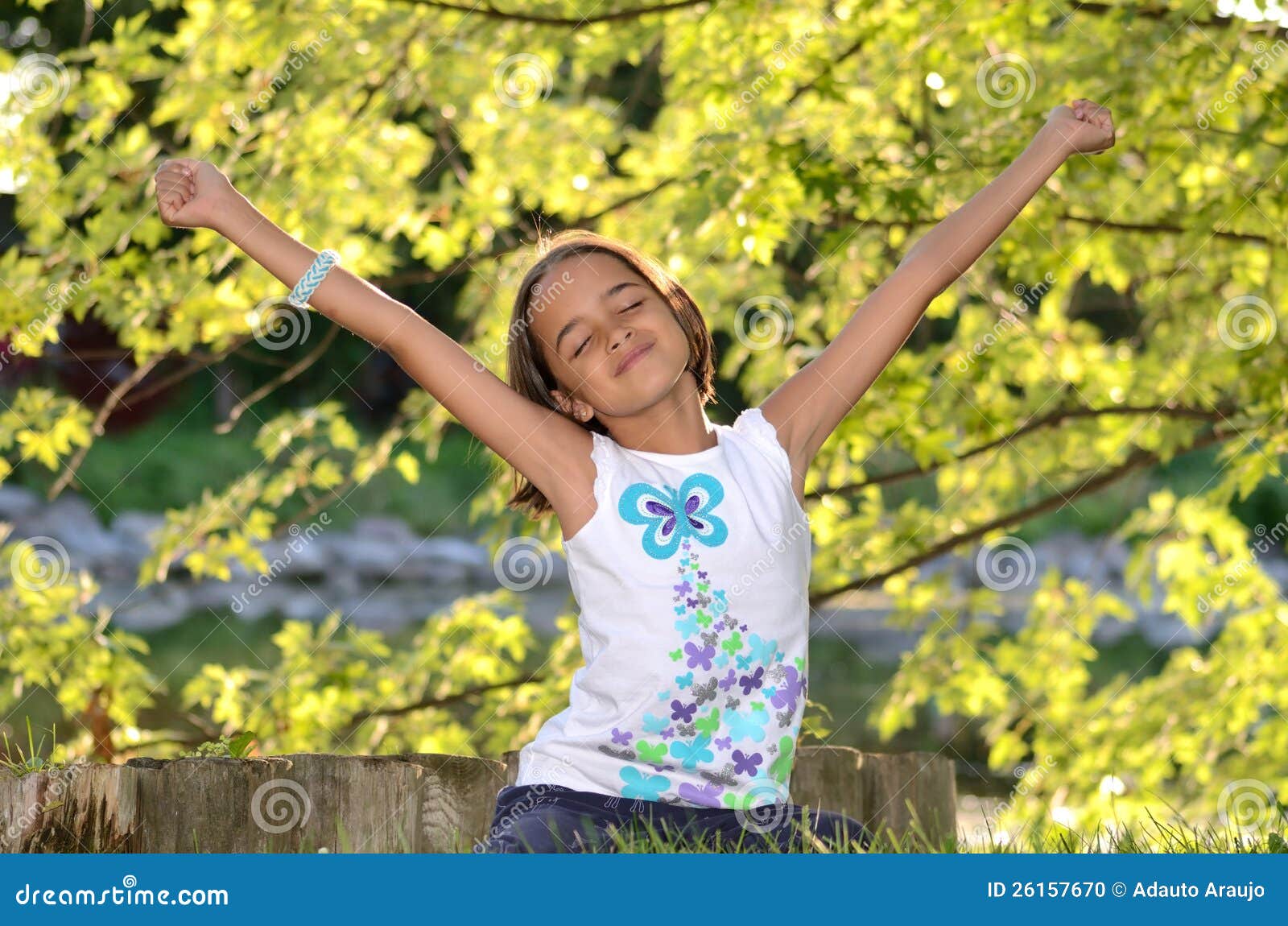 愉快的可爱的小女孩享受夏日 库存图片. 图片 包括有 情感, 幸福, 女孩, 乐趣, 长期, 本质, 公园 - 64549017
