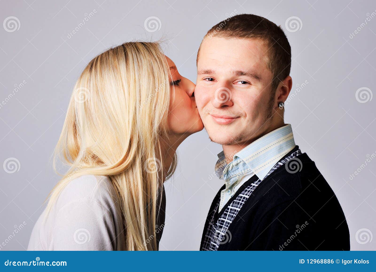 亲吻的两位美女图片素材-编号27661493-图行天下