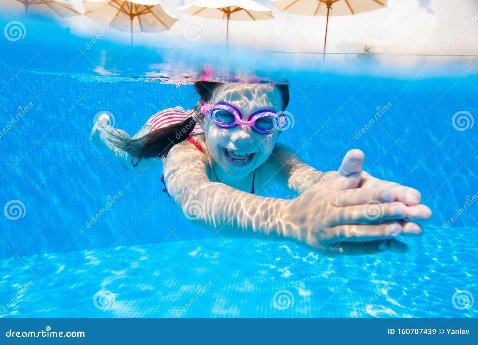 在池的小女孩游泳 库存图片. 图片 包括有 »æ, å¾®ç¬‘, æ±, å¥³æ¼, ä½è‚²è¿ åš¨ - 26431511