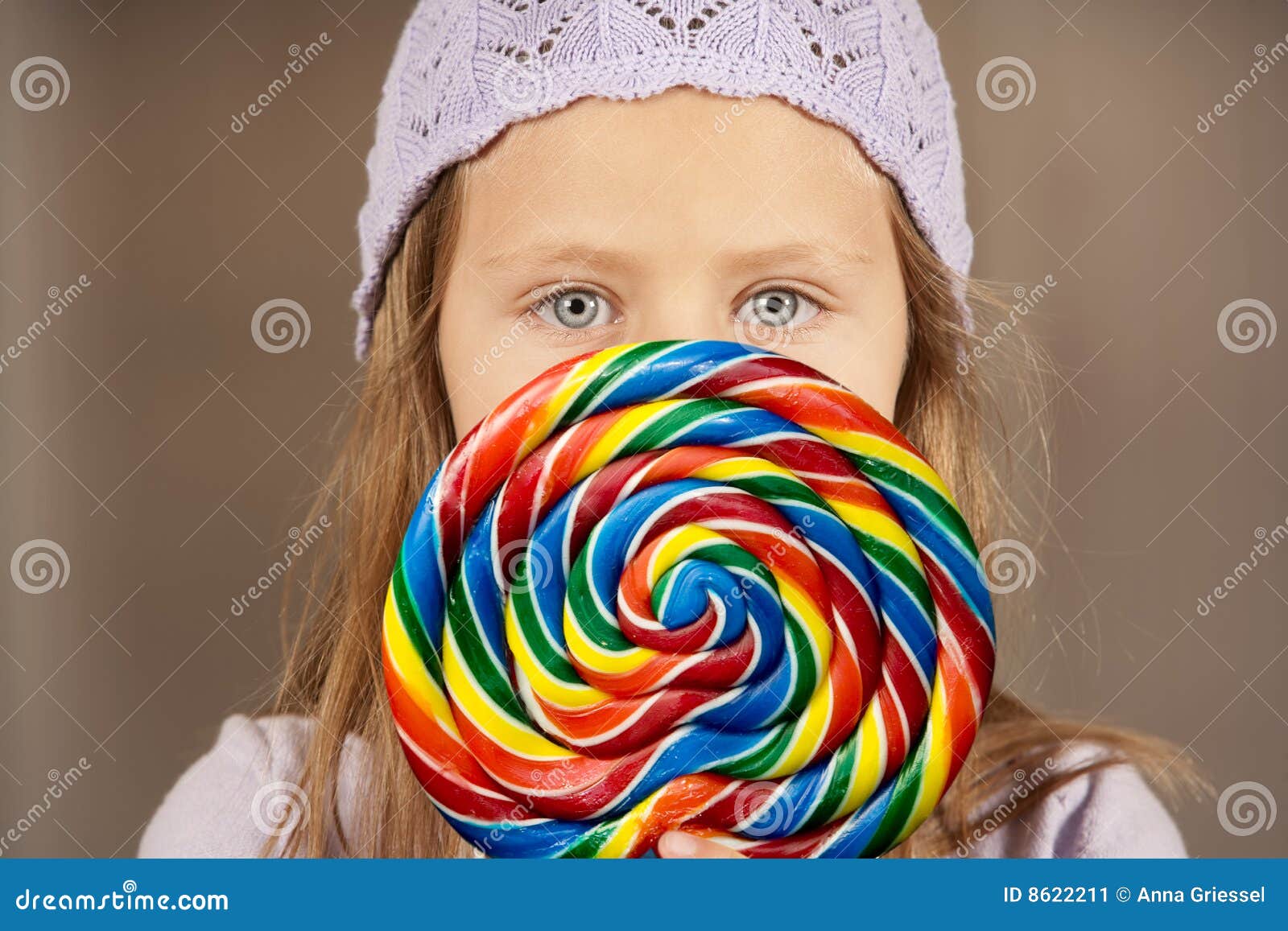 拿着五颜六色棒棒糖的小女孩 带糖果的小孩 快乐的糖果女孩 库存照片 - 图片 包括有 单击, 乐趣: 181924500
