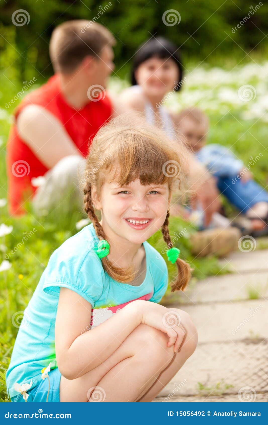 白肤金发的女孩小的幼稚园 库存图片. 图片 包括有 微笑, 一个, 单个, 幸福, 外套, 小孩, 健康 - 16596871