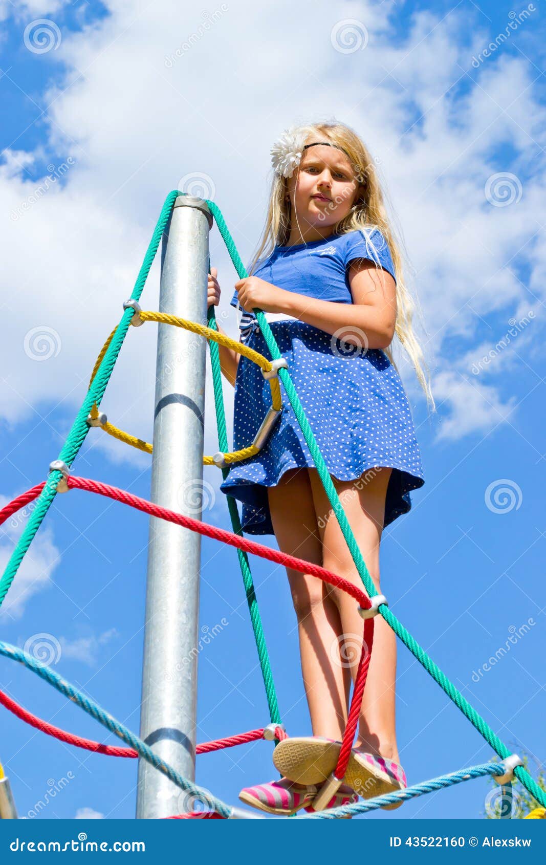 女孩攀登绳索 库存照片. 图片 包括有 现有量, 高兴, 陆运, 停止, 比赛, 情感, 愉快, 享用, 孩子 43522160