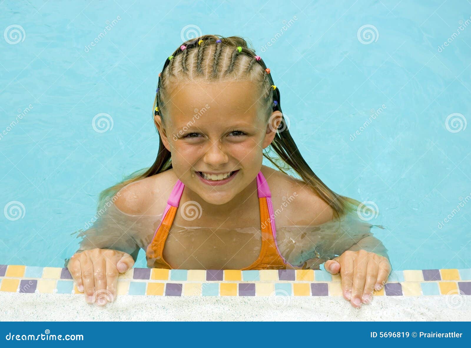 美丽的女孩游泳年轻人 库存照片. 图片 包括有 咧嘴, 乐趣, 蓝色, 作用, 逗人喜爱, 健康, 相当 - 15153944