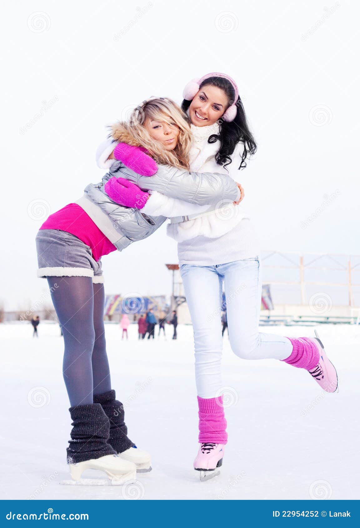 可爱的孩子在溜冰场上摔倒，溜冰的金发女孩跳舞，在冬天的雪园滑冰插画图片素材_ID:410695485-Veer图库