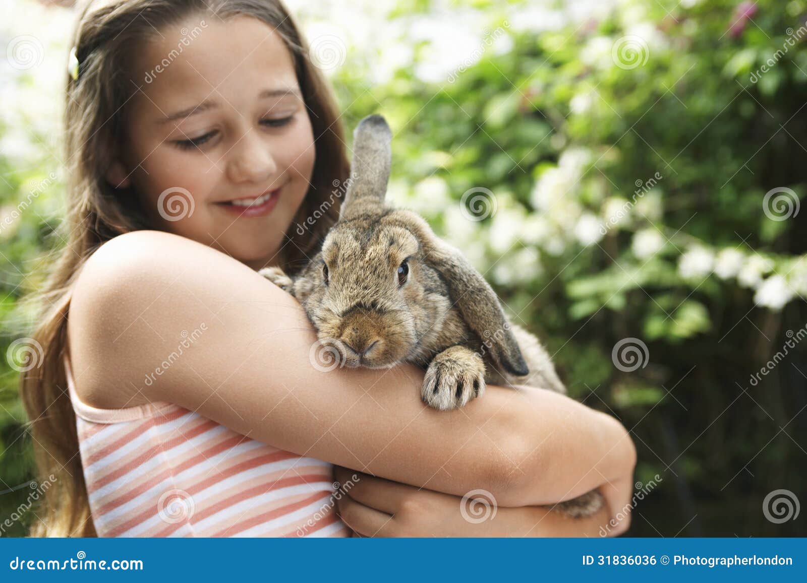 抱着小兔子的小女孩图片可爱电脑桌面壁纸-壁纸图片大全
