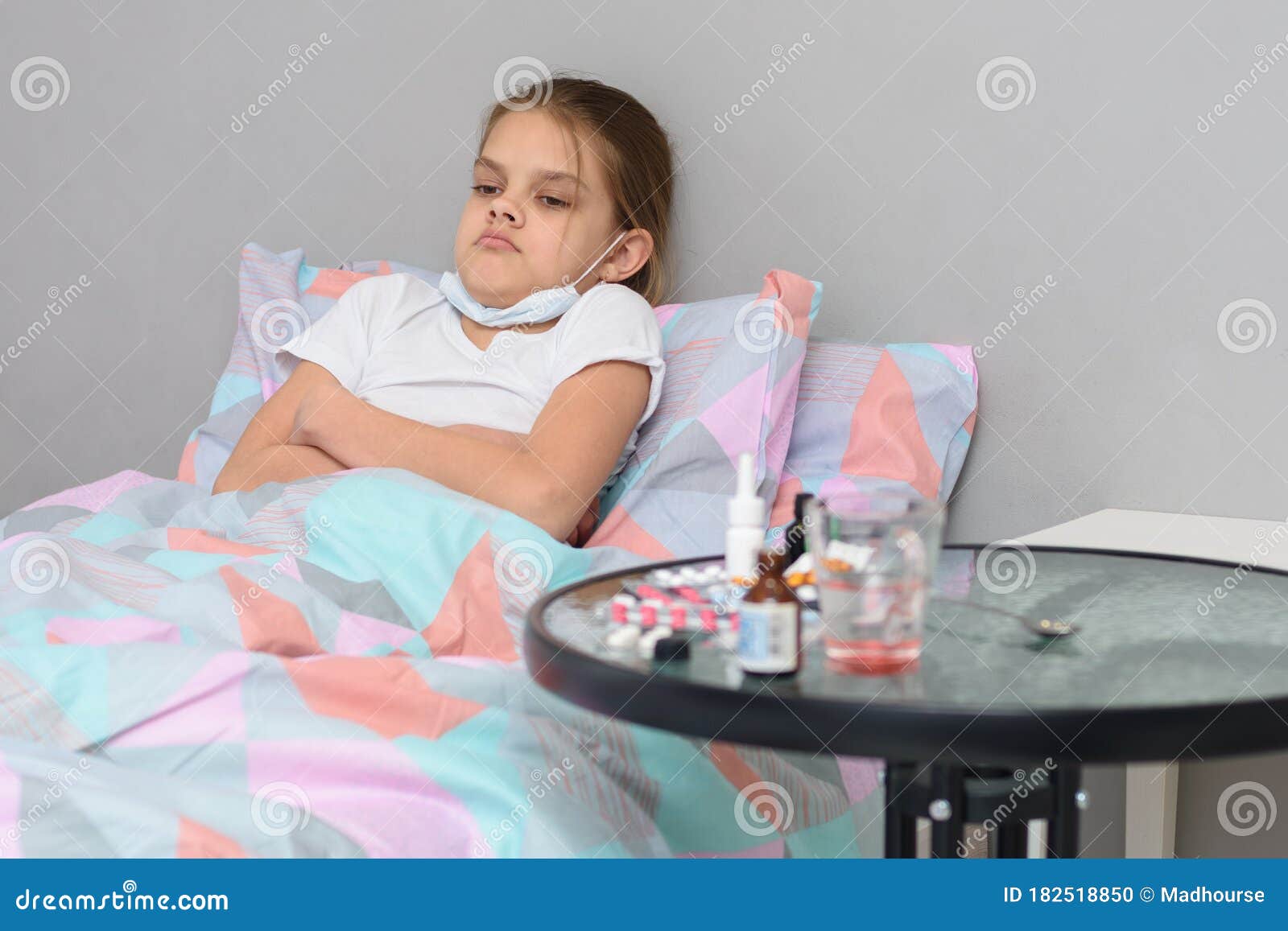 流感或感冒症状。女人正躺在床上发烧头痛。疲惫的女孩睡了，醒不来。链联系她。疲惫和抑郁的概念。插画图片素材_ID:387969682-Veer图库