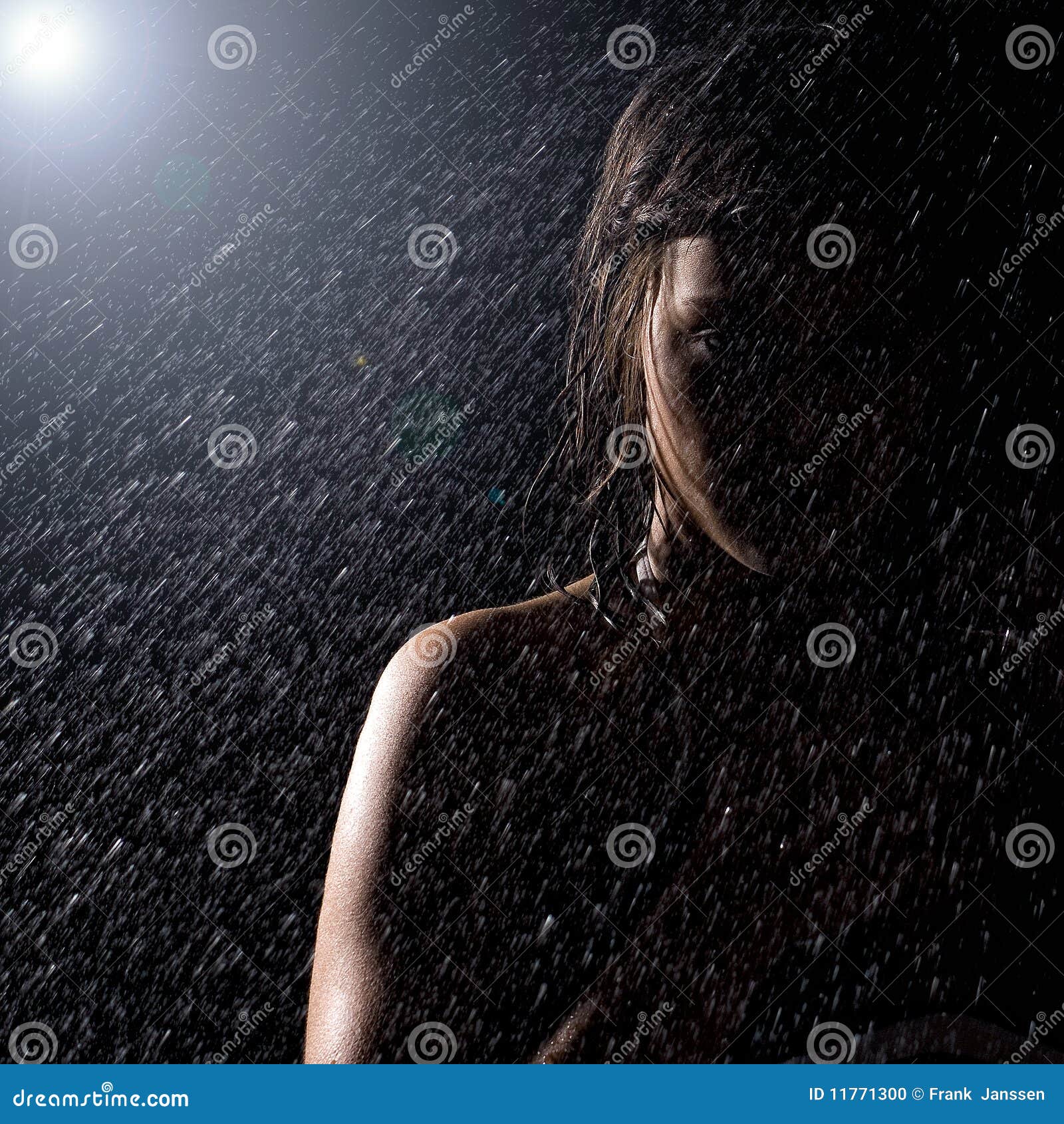 女孩在雨中哭的图片_伤感图片 - 伤感说说吧