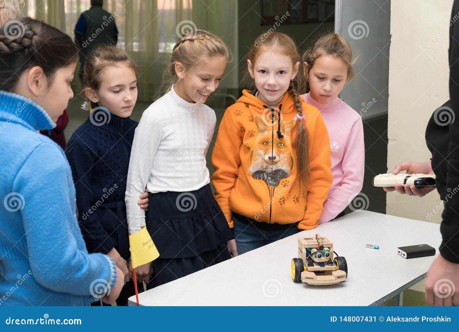 Chapaevsk，翼果地区，俄罗斯- 2018年11月16日：小学在Chapaevsk市 女小学生女孩是微笑和看一个自创汽车模型