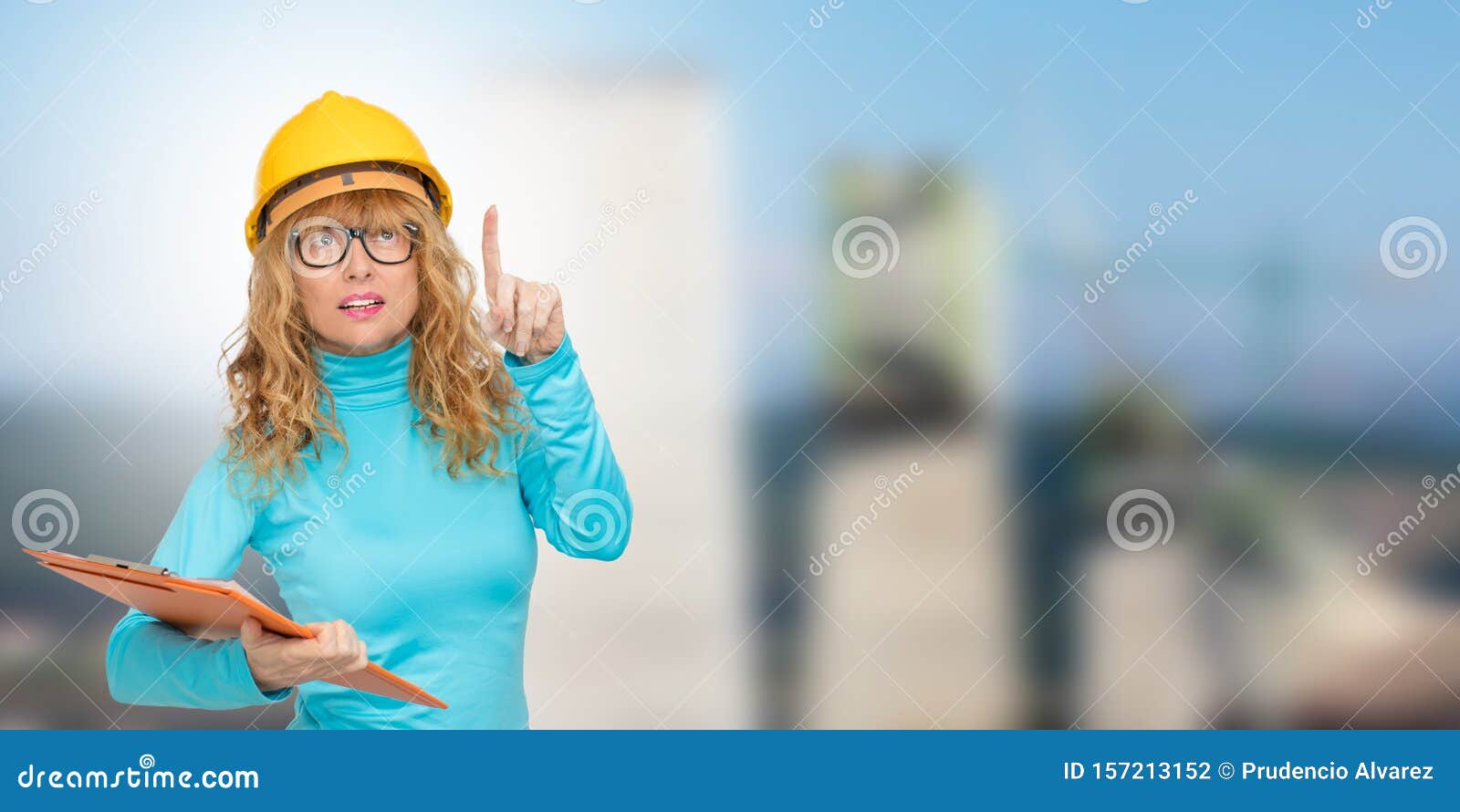 女建筑工人钻窗 库存照片. 图片 包括有 有吸引力的, 生活方式, 查询, 人员, 妇女, 女性, 编译 - 261516264
