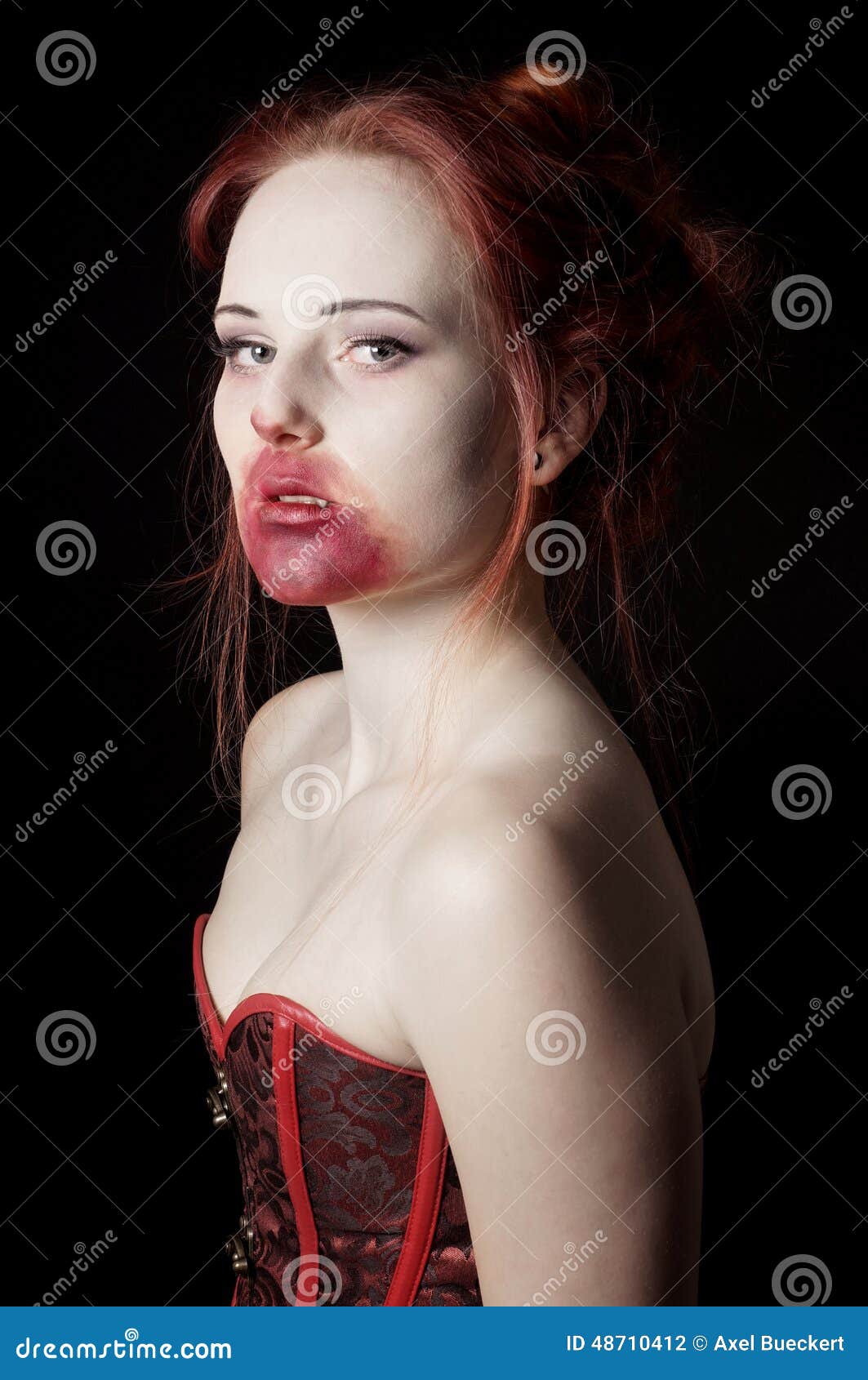 打扮成吸血鬼的漂亮年轻女性照片摄影图片_ID:152988207-Veer图库