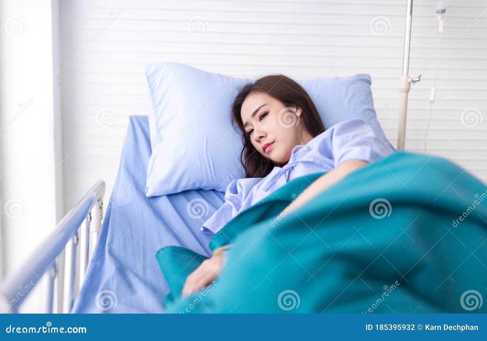 自己躺在病床上图片-图库-五毛网