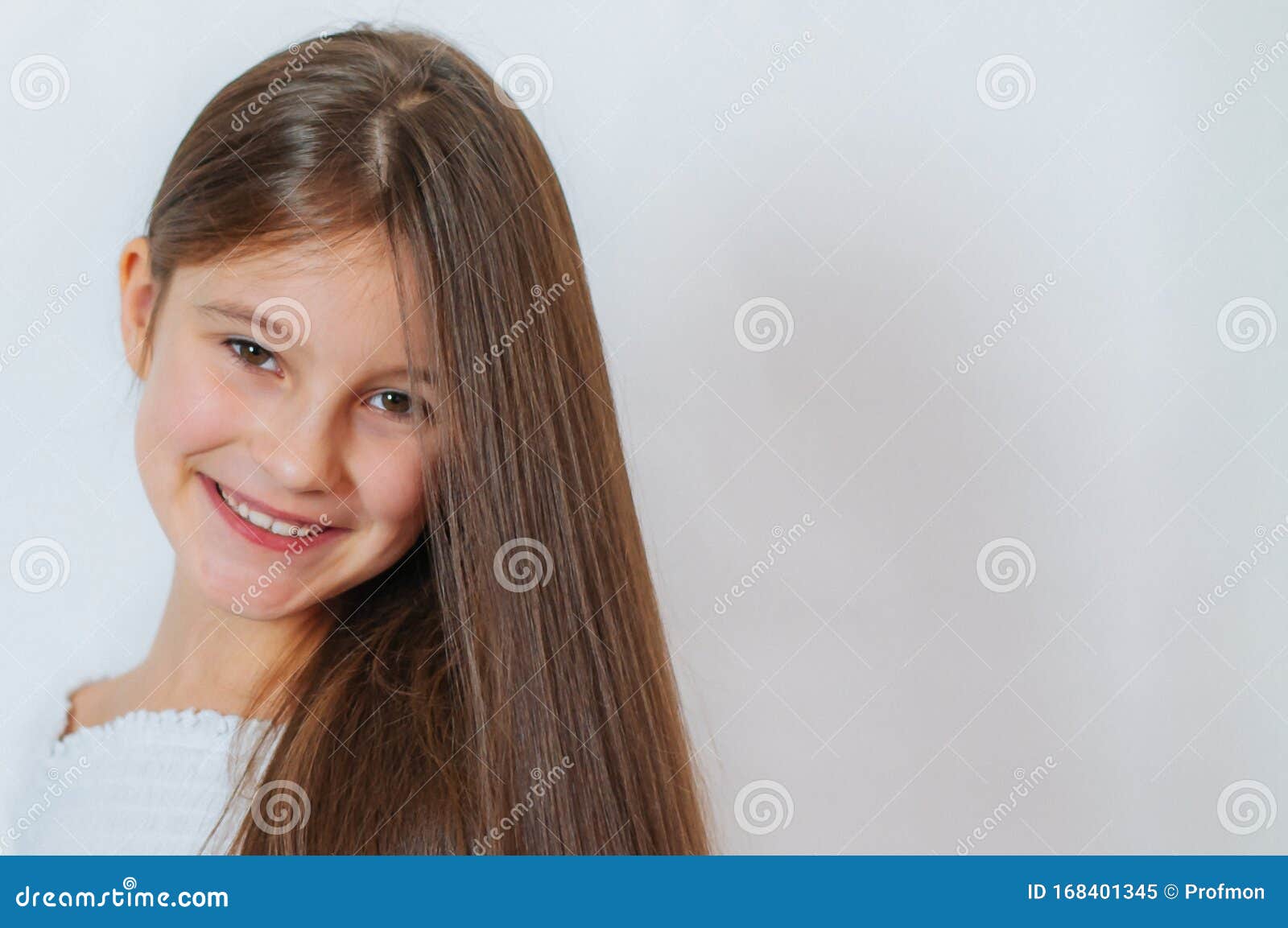 可爱的微笑小女孩梳梳头梳头 库存照片. 图片 包括有 节假日, 梳子, 表面, 背包, 发型, 有吸引力的 - 168401108