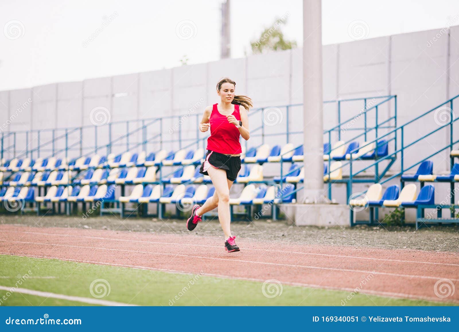 100米短跑的一组运动员照片摄影图片_ID:150382360-Veer图库