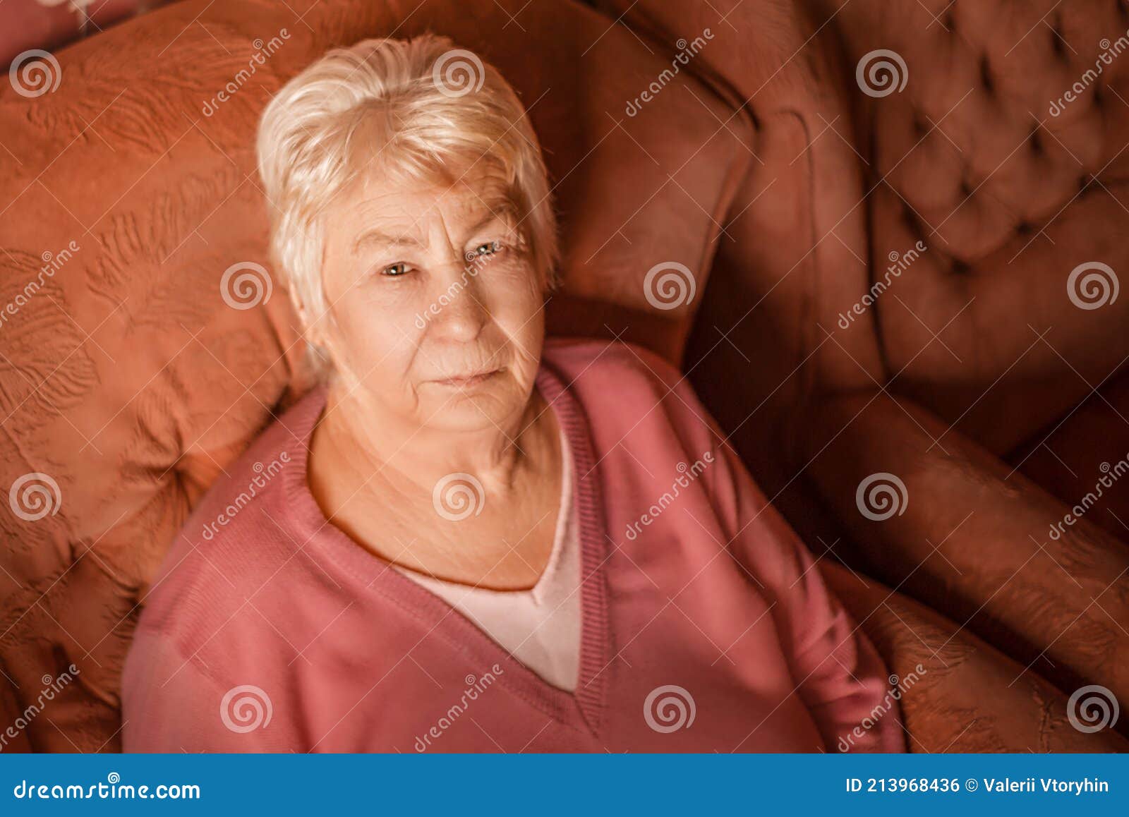 开心的亚洲老奶奶在客厅里抱着和孙女玩耍，开心的奶奶戴着眼镜和眼镜 库存照片 - 图片 包括有 纵向, 了解: 242866958