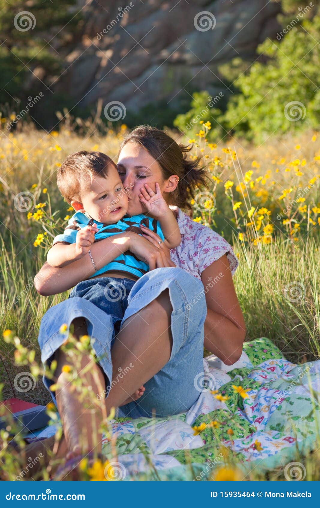 她亲吻的母亲儿子 库存照片. 图片 包括有 父母身分, 自然, 幸福, 系列, 愉快, 受影响, 婴孩, 白种人 - 15935464