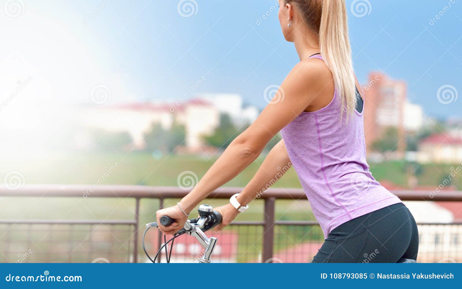 女人骑行自行车设计元素图片_ID:413109362-Veer图库