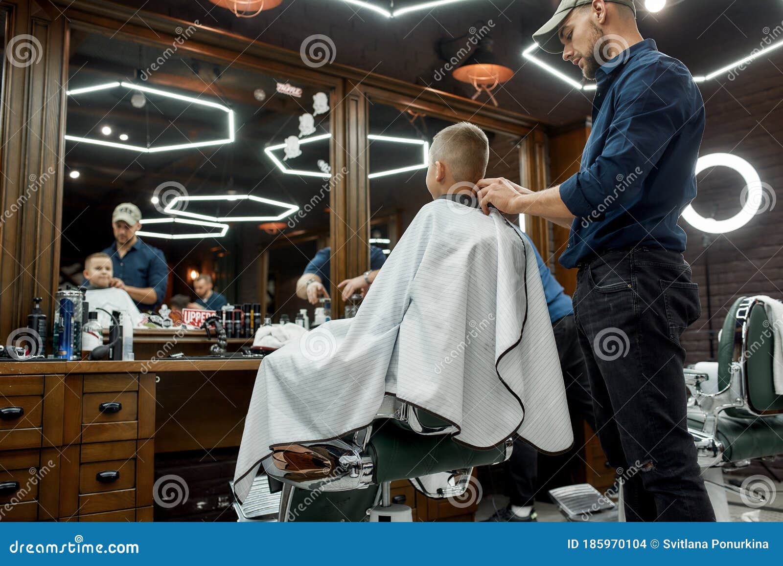 年轻人在理发店护理头发的服务理念照片摄影图片_ID:308326137-Veer图库