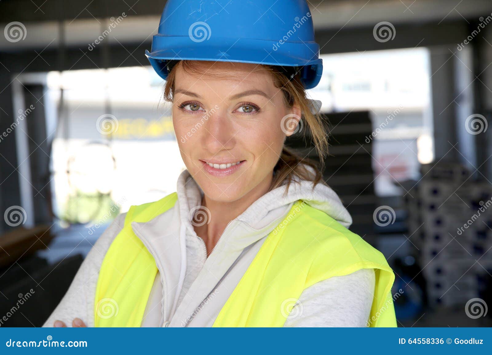 亚洲女建筑工人头戴头盔在建筑工地的碑文画像 建筑 库存图片. 图片 包括有 商业, 工程师, 职业, 有吸引力的 - 159937399