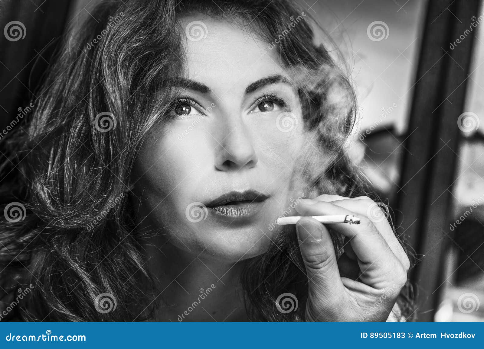 抽烟的红唇美女性感图片桌面壁纸 -桌面天下（Desktx.com）