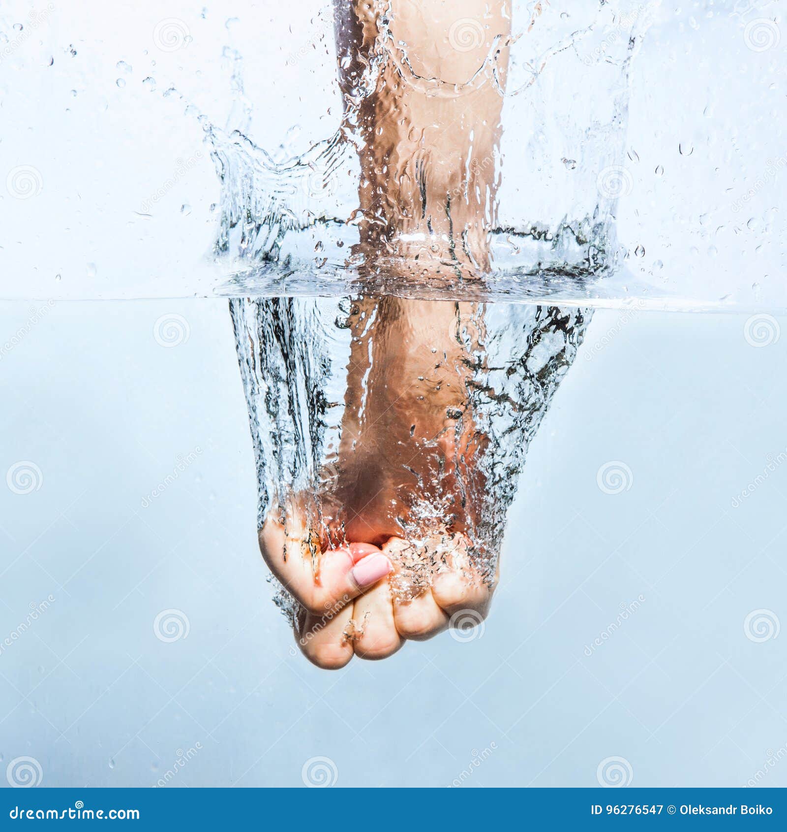 拳头猛击的水飞溅 妇女拳头通过水