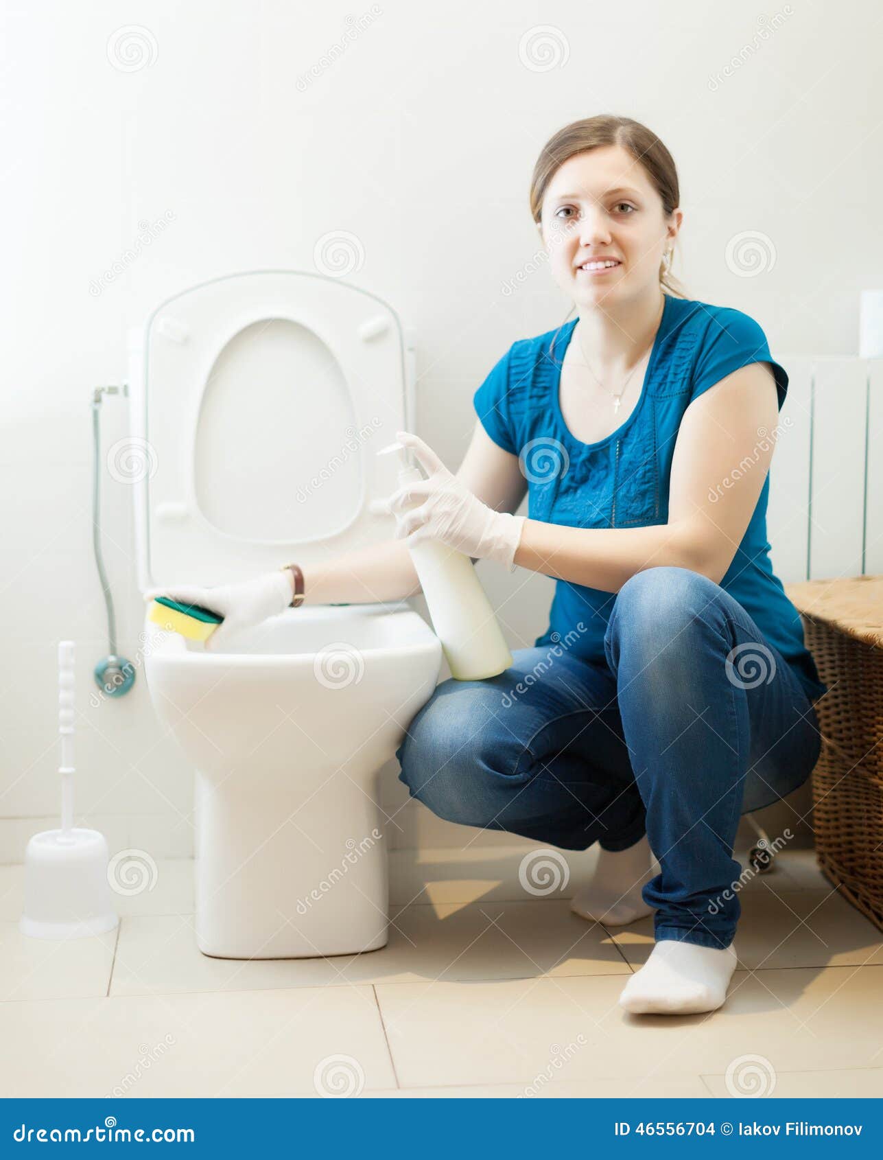 妇女清洁马桶 库存图片. 图片 包括有 壁橱, 白种人, 浴室, 卫生, 洗涤剂, 佣人, 干净, 女性 - 120443555