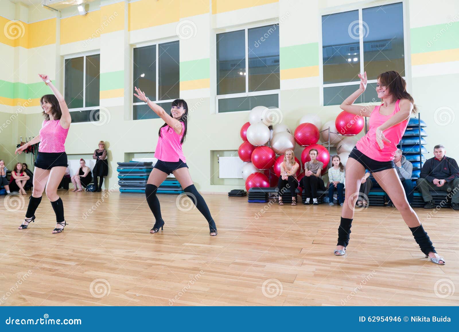妇女迷离背景的舞蹈课. 莫斯科，俄罗斯- 2012年11月18日-妇女的舞蹈课健身中心本机健身房的